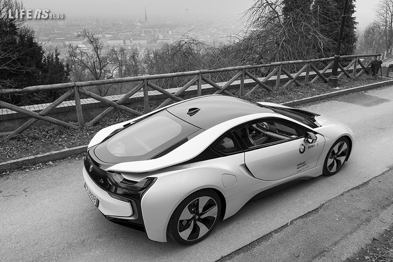 BMW i8 strada 6